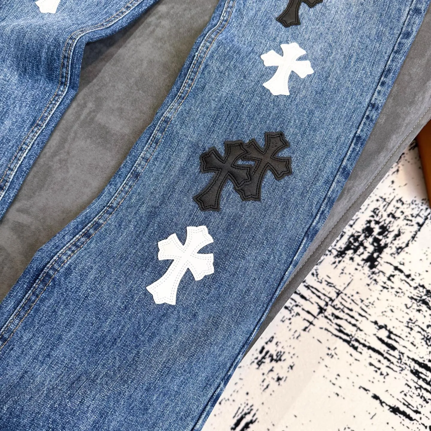 P270 ChromeHearts Chrome washed blue black and white leather straight pants, ceiling-level jeans, a pair is hard to find at the counter‼ ️About Zangyin✅This is an extremely luxurious fashion brand that can also be called the aristocracy of the high street. It has always been an exclusive brand for some hipsters or rich second generations. The color of this model is already very eye-catching by using a unique washed material. It is decorated with pink patch cross flowers, which cleverly highlights the charm of the brand. Secondly, this model adopts a classic high-waist cut design, which highlights the long legs and fashionable temperament of the upper body. The brand is highly recognizable and the slim-fitting configuration is more suitable for daily wear. The personality will be fashionable and the specifications can be seen at a glance. Materials and technology ✅ Needless to say, this point goes without saying. As an excellent craftsman brand, Zangyin's requirements for details and craftsmanship are really perfect. The washed color of this model has gone through a lot of processes, not to mention the embellishment of the denim appliqués. It is also purely handmade and sewn. Just like what they believe in, only handmade things have soul and have the meaning of wearing. A top-notch heavy-duty fashionable denim item, recommended by both hands‼ ️ Size: 28, 30, 32, 34, 36 (S-XXL) Color: blue Size reference: Pants length 100 102 104 106 106 Waist 72 76 80 84 88 Recommended weight S (about 110 pounds) M (about 120 pounds) L (about 140 pounds) XL (about 165) XXL (about 185)